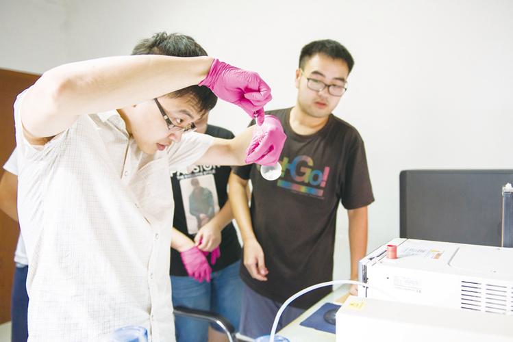师生来到桐庐汇丰生物科技研发中心进行医药用生物酶制剂实验